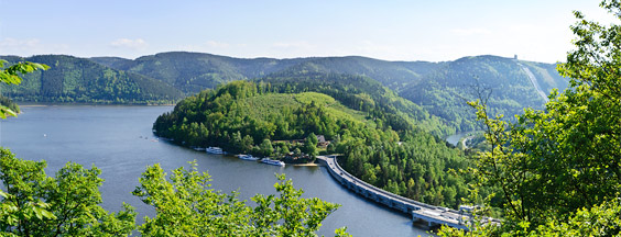 Hohenwarte-Stausee: Blick auf Staumauer des Pumpspeicherkraftwerks Hohenwarte